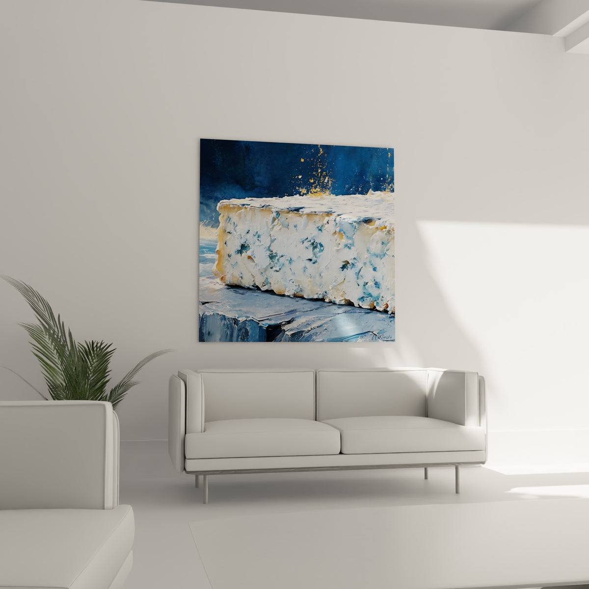 Meule de fromage bleu tranchée, pâte ivoire et veines anthracite, au-dessus d'un canapé dans un salon lumineux