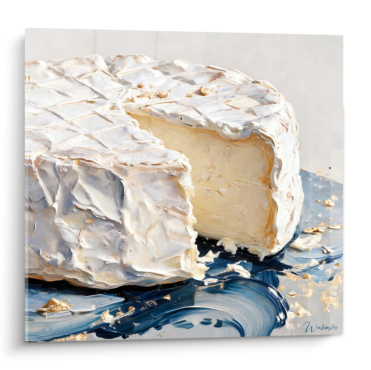 Camembert crémeux entamé à la croûte blanche texturée, sur fond bleu marine et éclats dorés