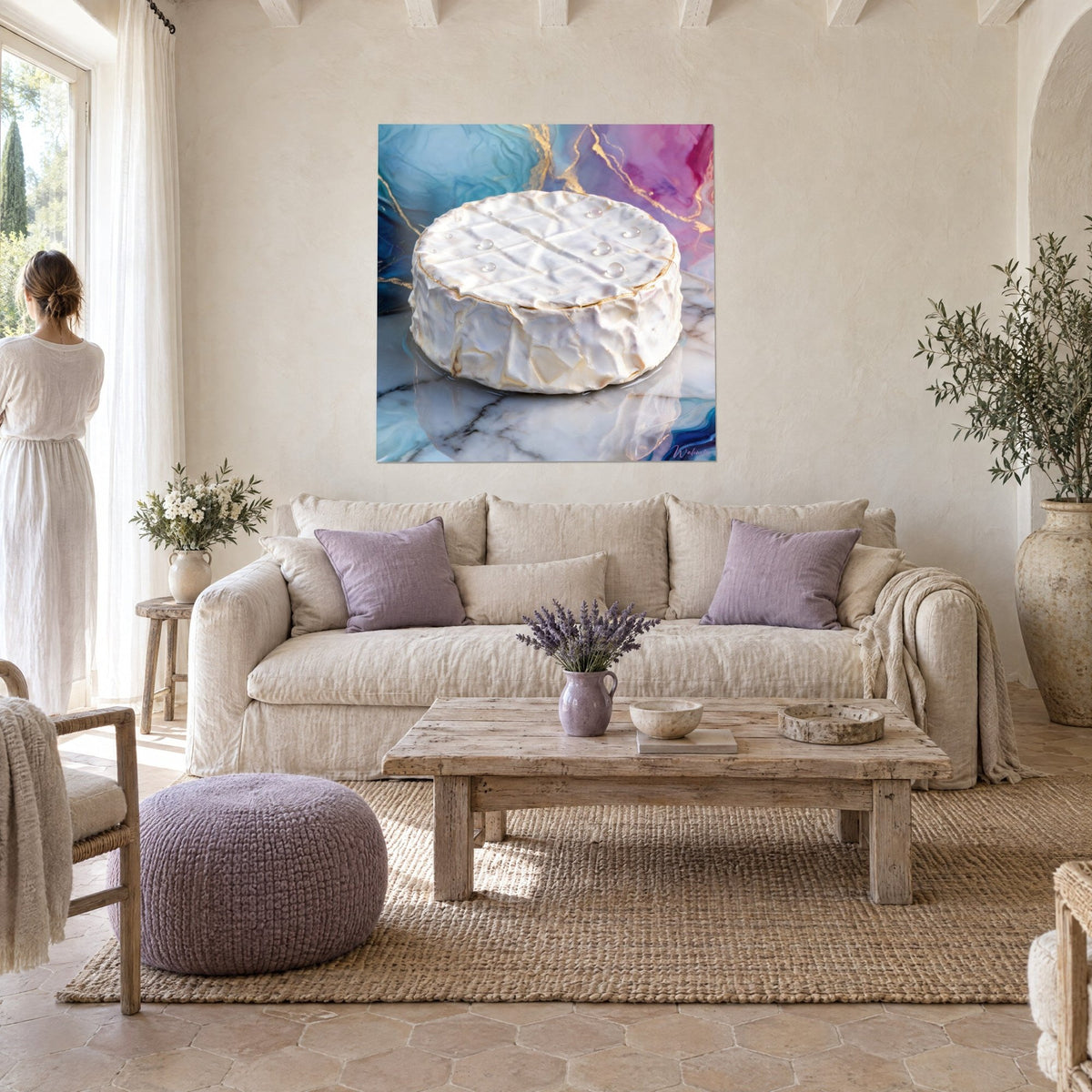 Tableau camembert à croûte blanche duveteuse sur marbre bleu et rose veiné d'or, au-dessus d'un canapé dans un salon lumineux