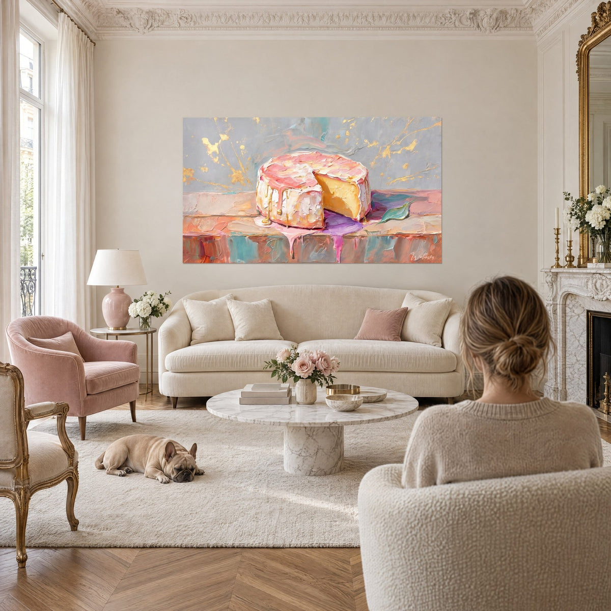 Quadro camembert tagliato con crosta rosa e interno cremoso, schizzi dorati su fondo grigio, sopra un divano in un soggiorno luminoso