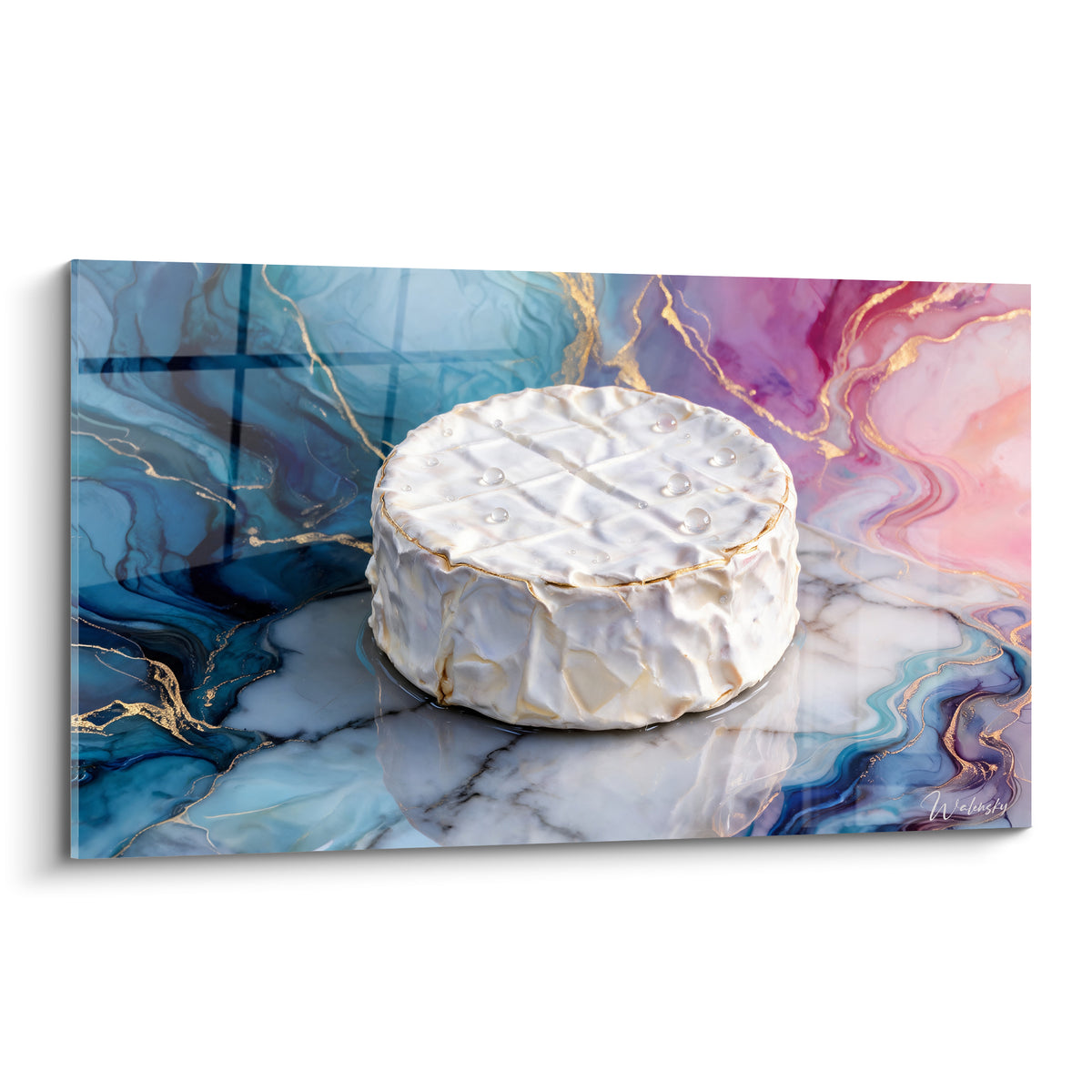 Camembert crème sur marbre bleu marine et rose corail, veines dorées et gouttes d'eau visibles
