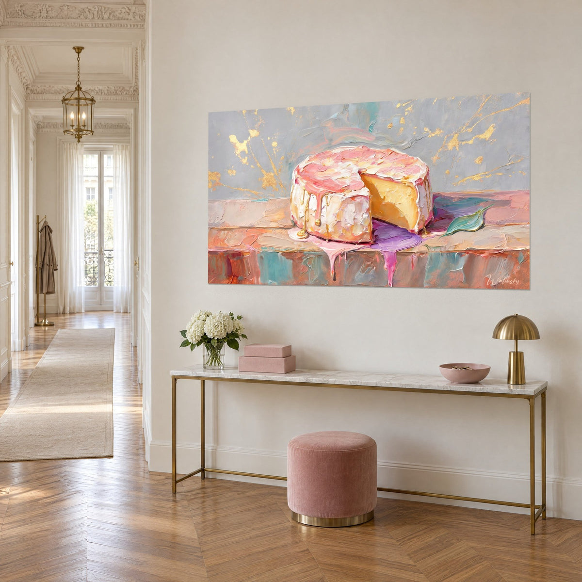 Quadro formaggio tondo con pittura spessa rosa e avorio, miele dorato che cola, vista a tre quarti su una consolle da corridoio