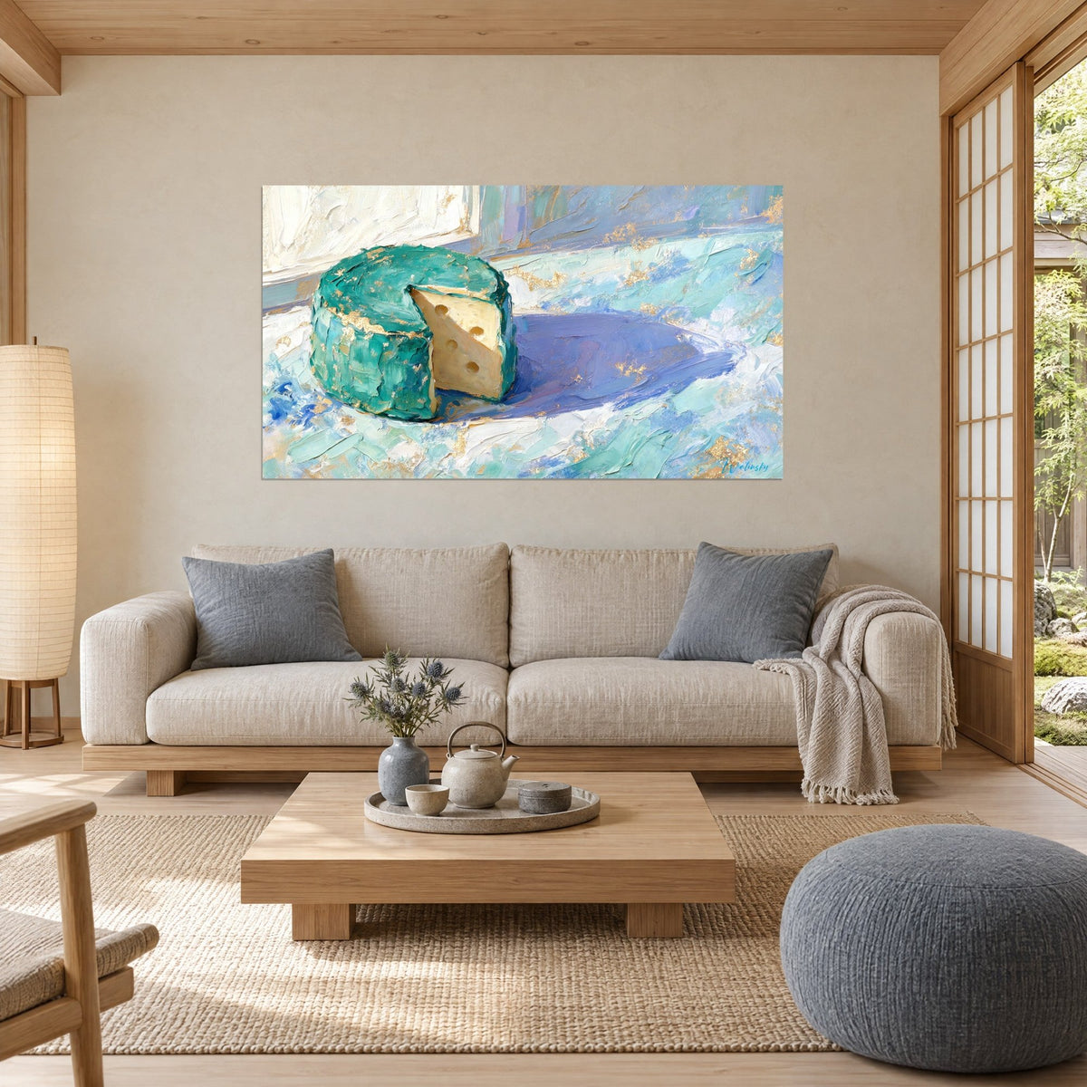 Tableau meule de fromage turquoise à la part découpée crème, ombre violette et paillettes dorées, au-dessus d'un canapé dans un salon lumineux