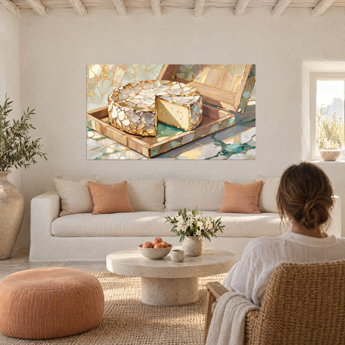 Schilderij kaaswiel met gouden en turquoise glasscherven, ivoorkleurige snede, boven een bank in een lichte woonkamer