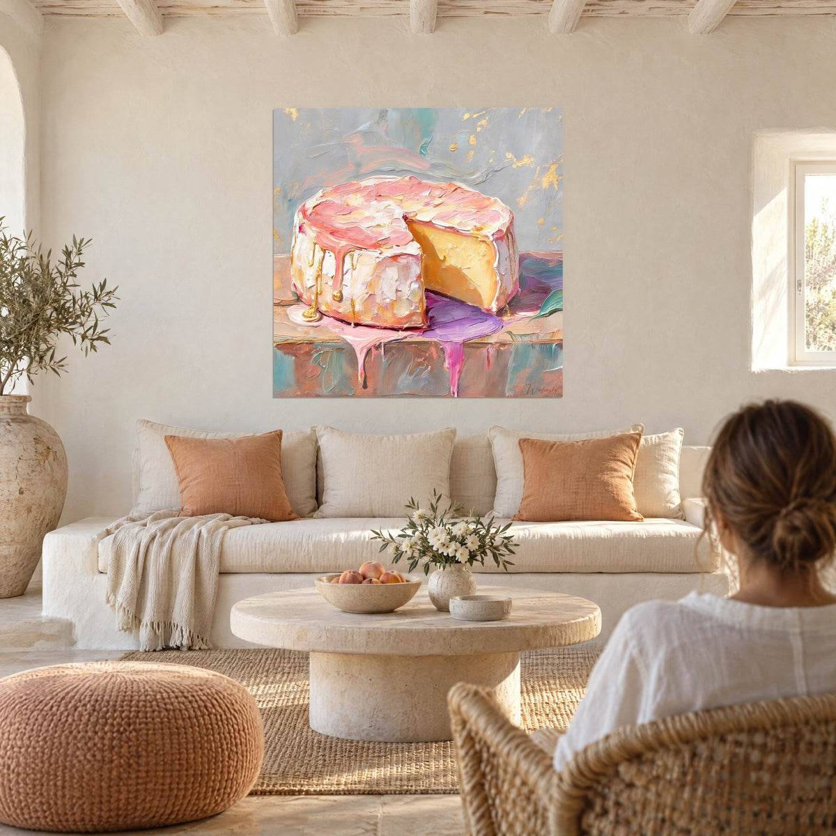 Tableau fromage rond entamé rose et doré, coulures de peinture épaisse, femme de dos, au-dessus d'un canapé dans un salon lumineux