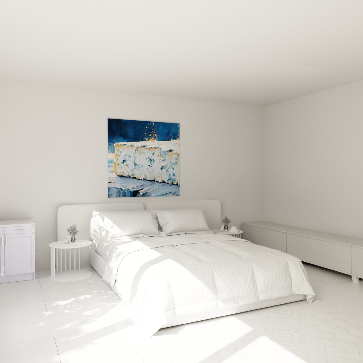 Pavé de fromage persillé crème et bleu, touches dorées, au-dessus d'un lit dans une chambre claire