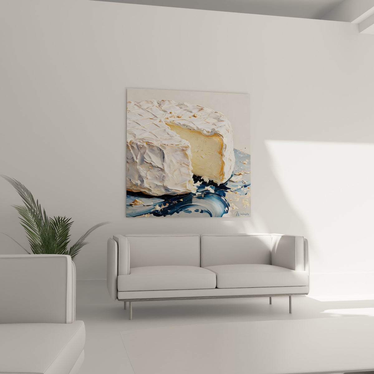 Part de camembert tranchée aux tons crème et bleu marine, au-dessus d'un canapé dans un salon lumineux