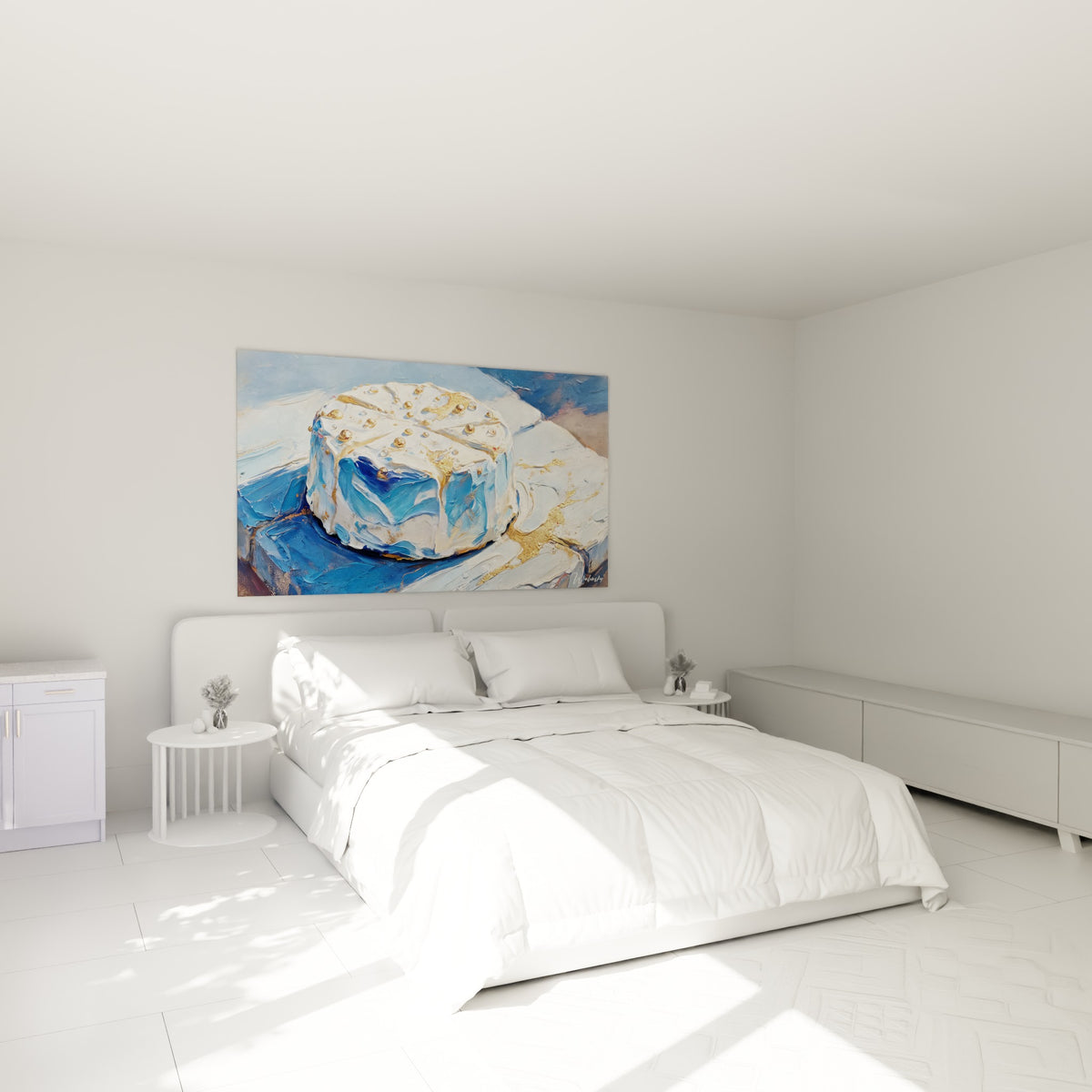 Fromage rond aux teintes bleu ciel et dorées accroché au-dessus d'un lit dans une chambre claire