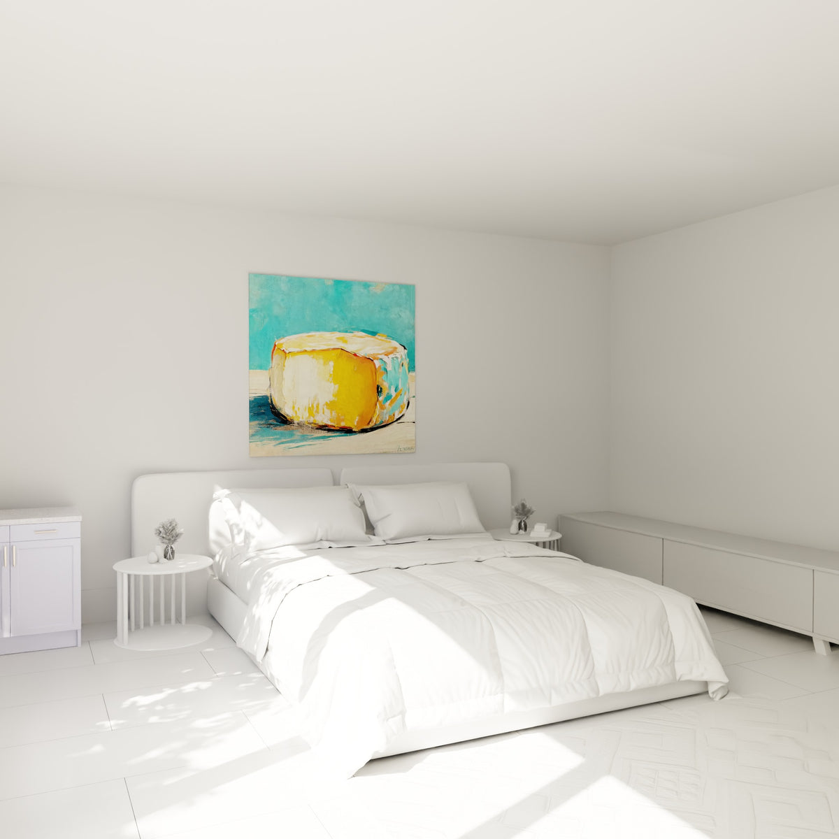Fromage doré et blanc crème au-dessus d'un lit dans une chambre claire et lumineuse