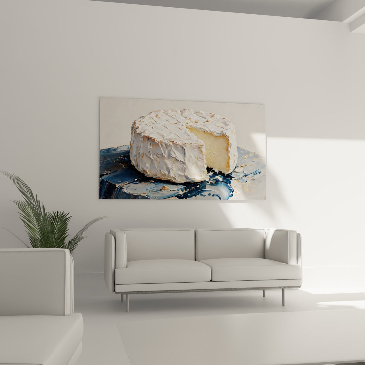 Fromage à croûte fleurie découpé sur bleu marine profond au-dessus d'un canapé dans un salon lumineux