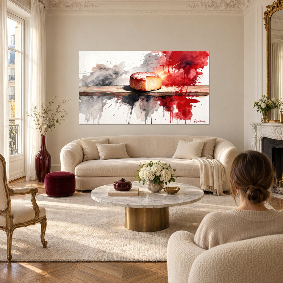 Schilderij ivoorkleurig kaasrad op bruin plankje, karmijnrode en rookgrijze spatten, boven een bank in een lichte woonkamer