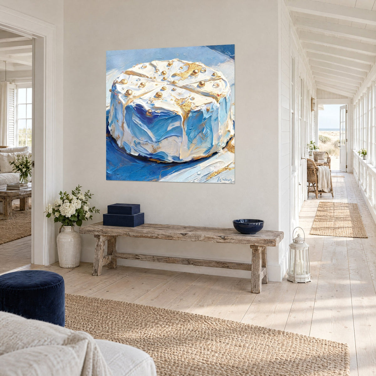 Tableau fromage rond à la peinture épaisse blanche et azur, billes d'or sur le dessus, vu en enfilade dans un couloir de maison de bord de mer