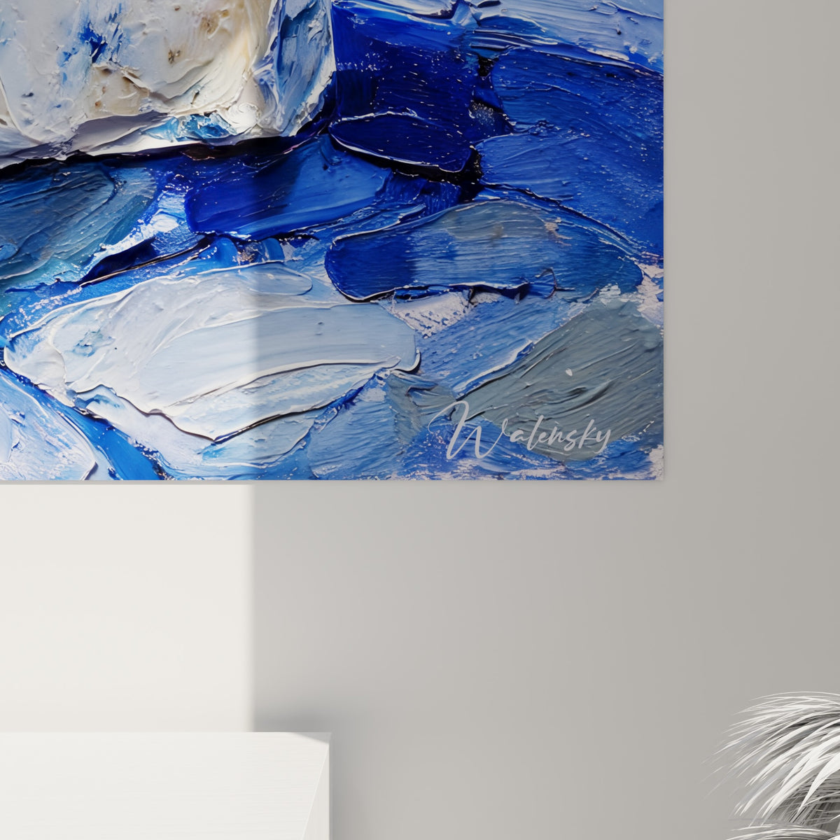 Empâtements épais de peinture bleu indigo et blanc crayeux formant la croûte marbrée du fromage en gros plan