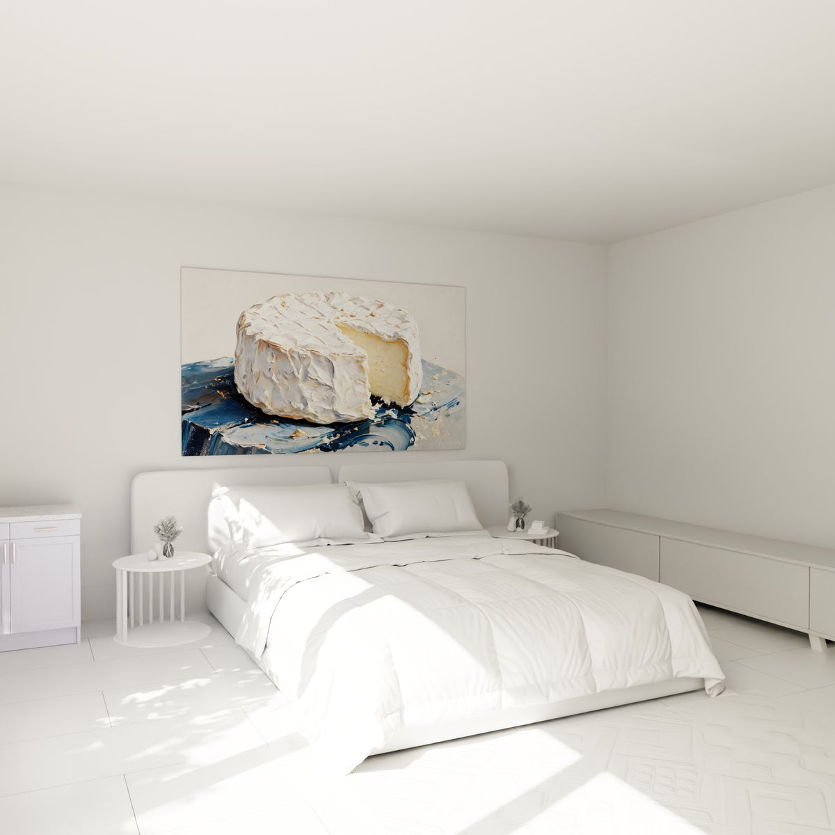 Meule de camembert crémeuse aux touches dorées au-dessus d'un lit dans une chambre claire