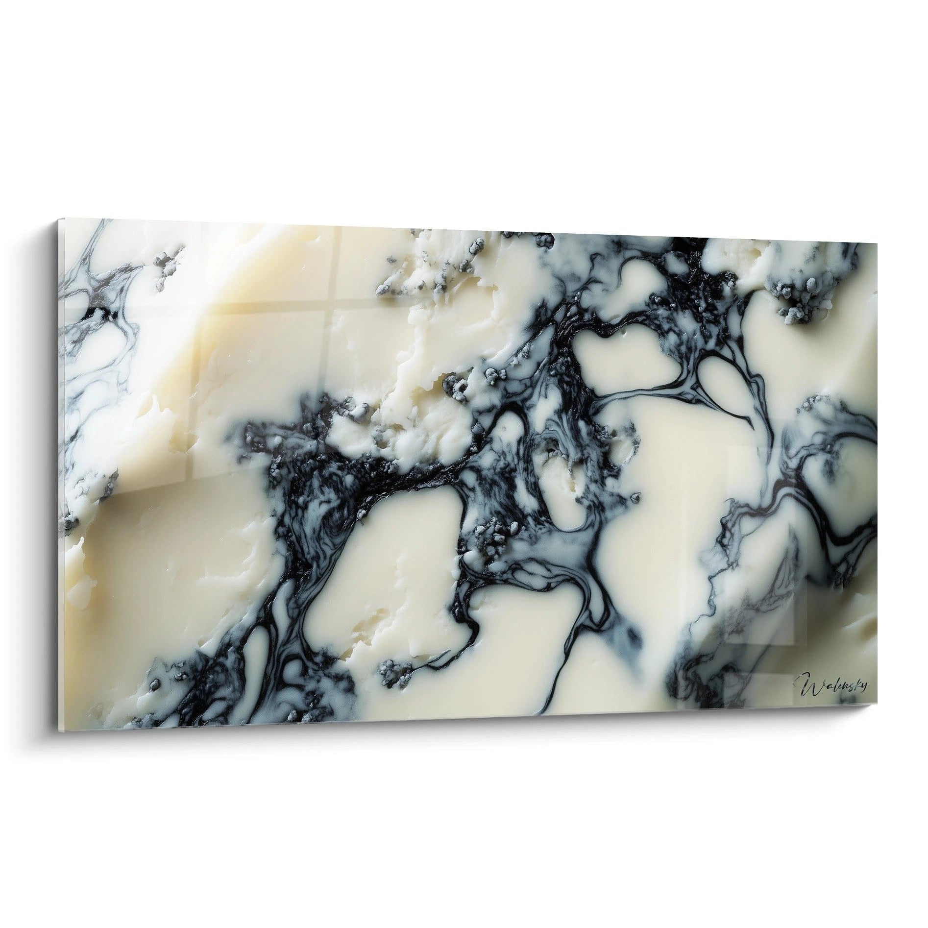 Un tableau fromage abstrait aux teintes blanc crème et noir, avec des motifs marbrés irréguliers et des textures granuleuses évoquant des veines sombres sur une surface lisse et crémeuse.

