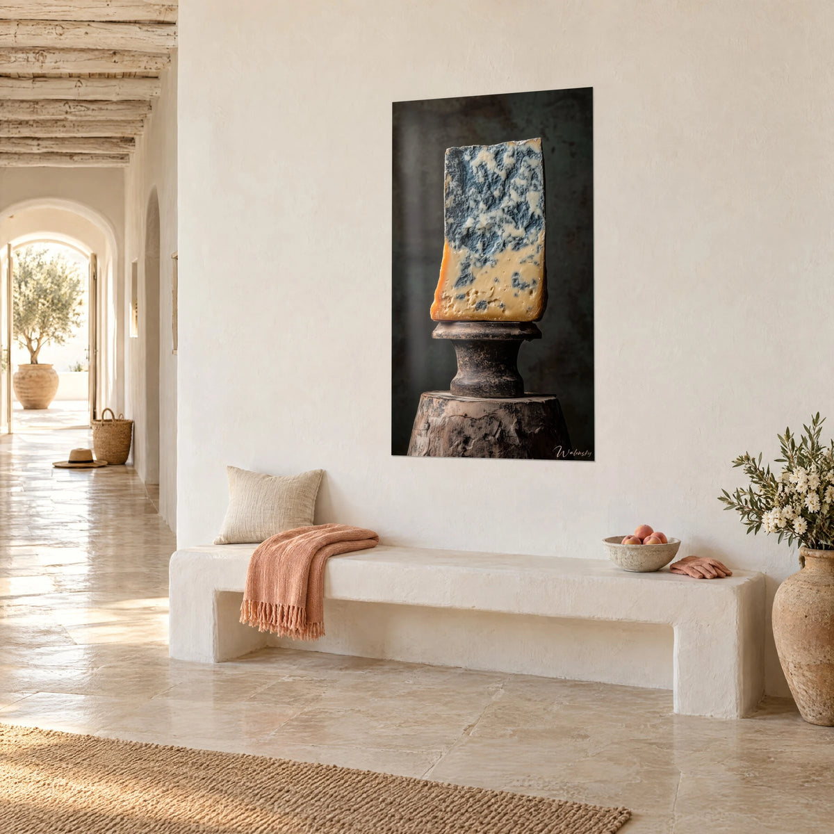 Schilderij stuk blauwe kaas gemarmerd met leisteen en beige, oranje korst, witte muur van een Mediterrane gewelfde gang