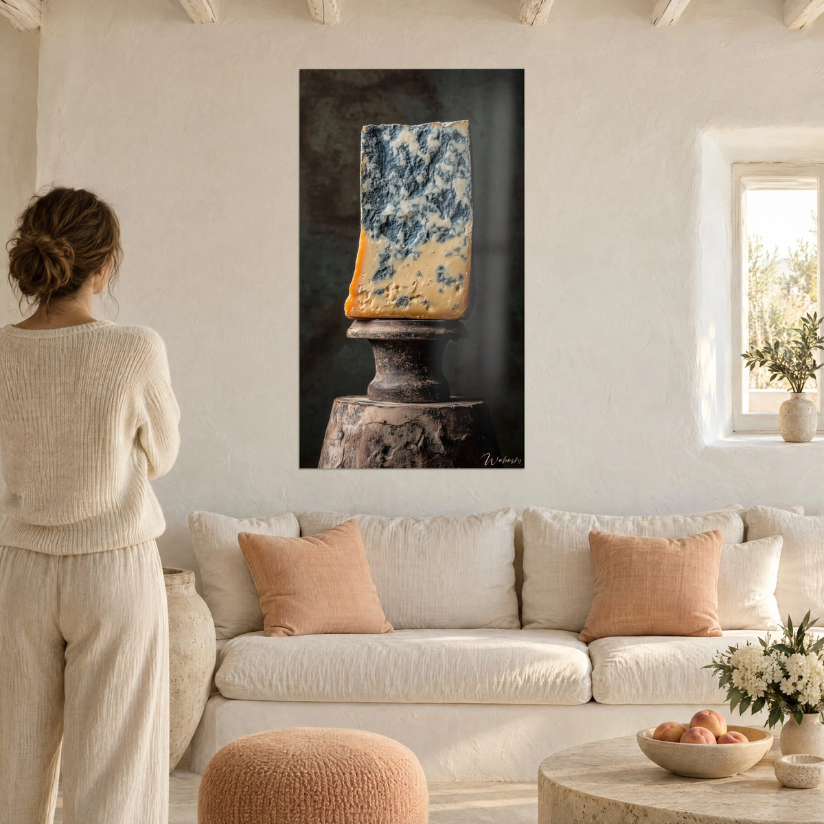Schilderij blauwe kaas met grijze adering op stenen voet, oker en crème, boven een bank in een lichte woonkamer