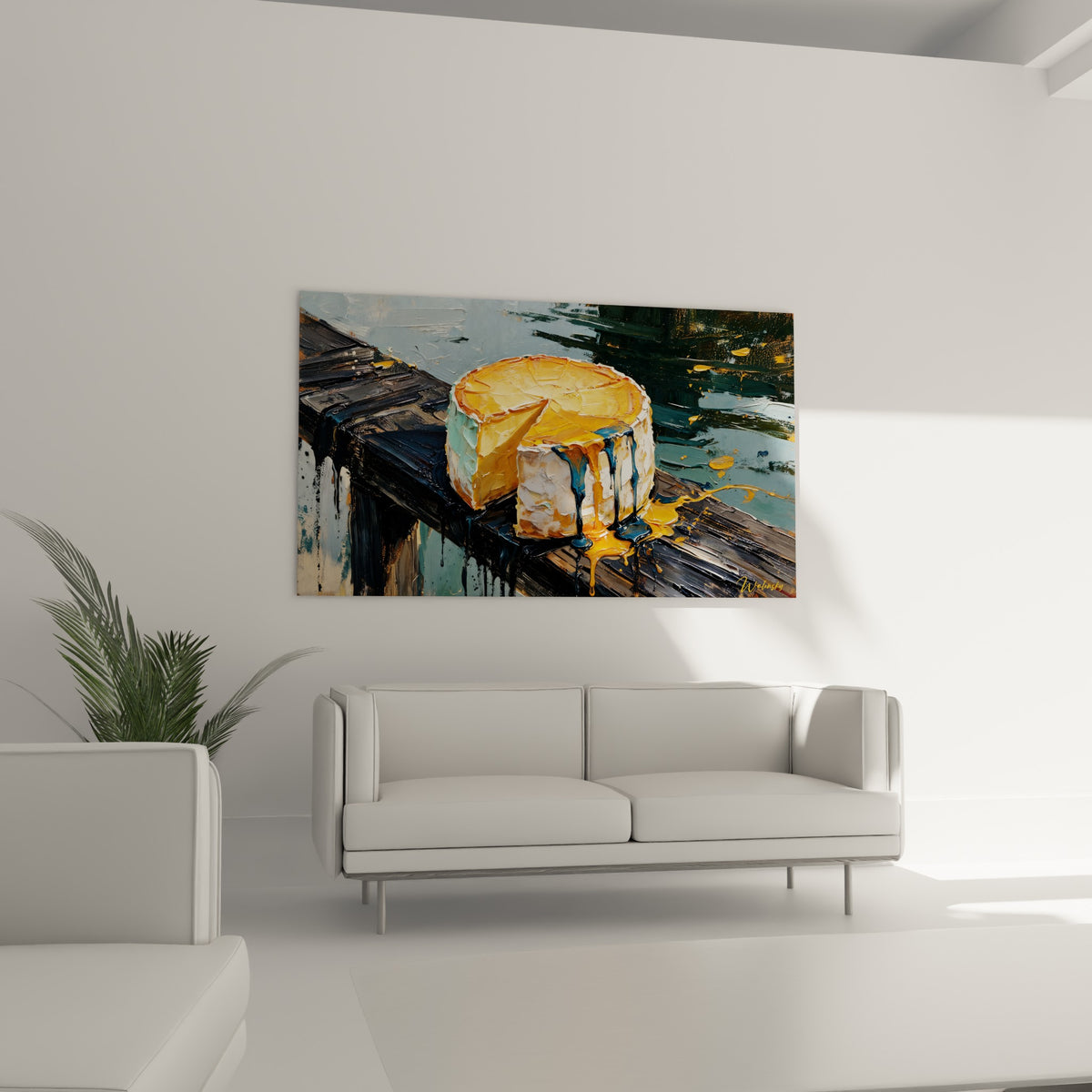 Meule crémeuse ocre et anthracite dégoulinant sur bois, au-dessus d'un canapé dans un salon lumineux