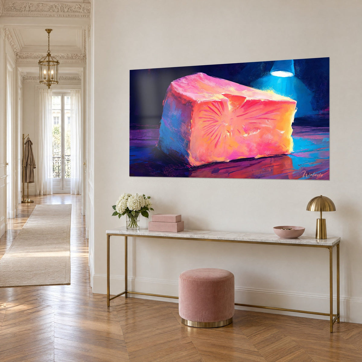 Tableau meule de fromage corail aux stries rayonnantes, éclairée par une lampe turquoise, sur un mur haussmannien près d'une console dorée