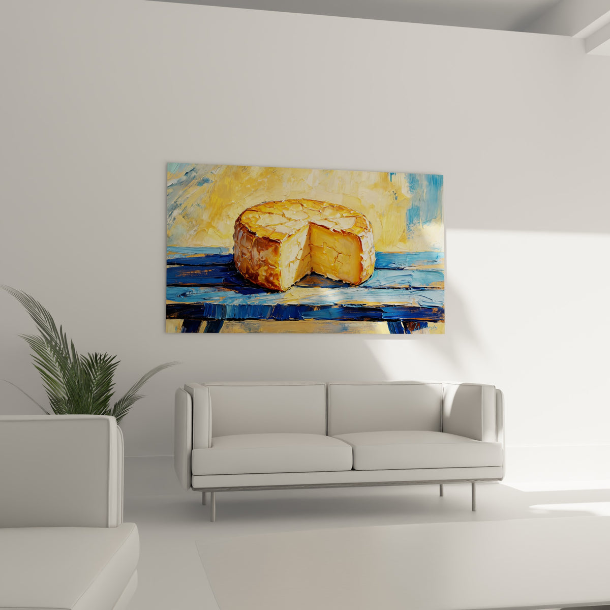 Meule entamée aux tons ocre et bleu profond, au-dessus d'un canapé dans un salon lumineux