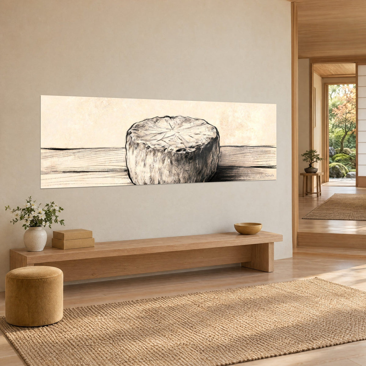Tableau fromage rond à croûte striée beige et grise posé sur une planche, vu de trois-quarts, bois clair, banc bas japandi