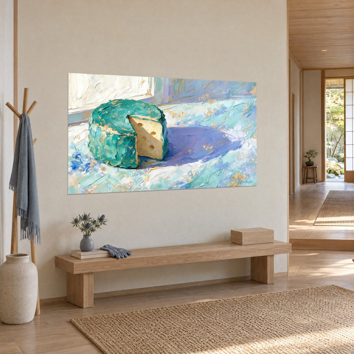 Tableau emmental émeraude aux trous ronds, croûte épaisse peinte au couteau, nappe bleu pâle et or, sur un mur beige de couloir