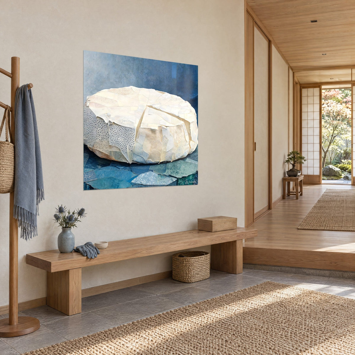 Tableau camembert en papiers déchirés crème et gris-bleu, entaille triangulaire dorée, accroché dans un couloir japandi, vue de biais