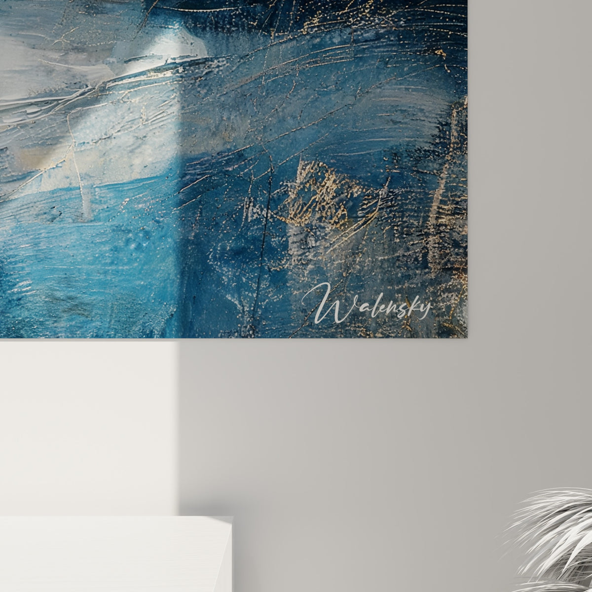 Empâtements épais de la croûte fromagère, coulures dorées et bleu marine texturé visibles de près