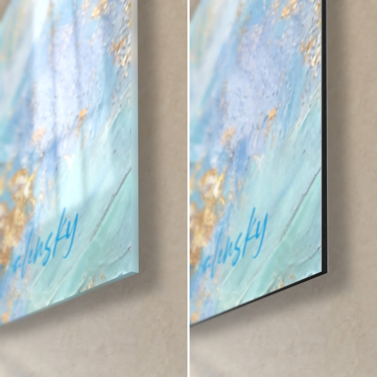 Tableau fromage à croûte turquoise, coin bas droit : reflets sur verre brillant, Dibond noir mat, signature bleue, tranche de 3 mm