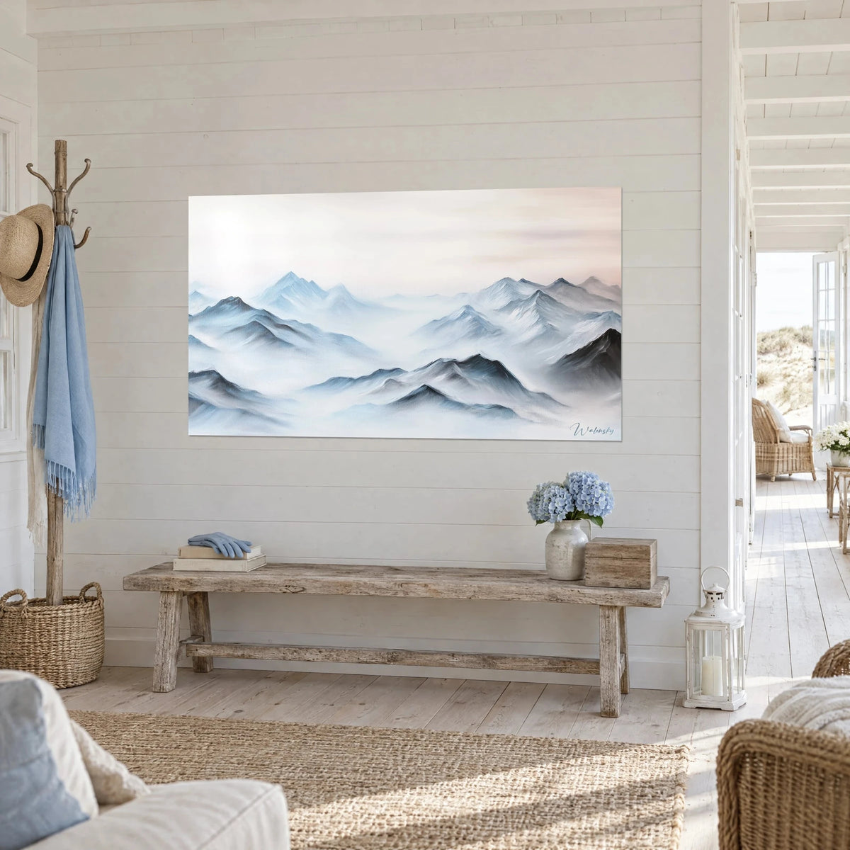 Tableau cimes enneigées dans la brume, bleu acier et crème, accroché sur un mur de planches blanches, entrée en bord de mer