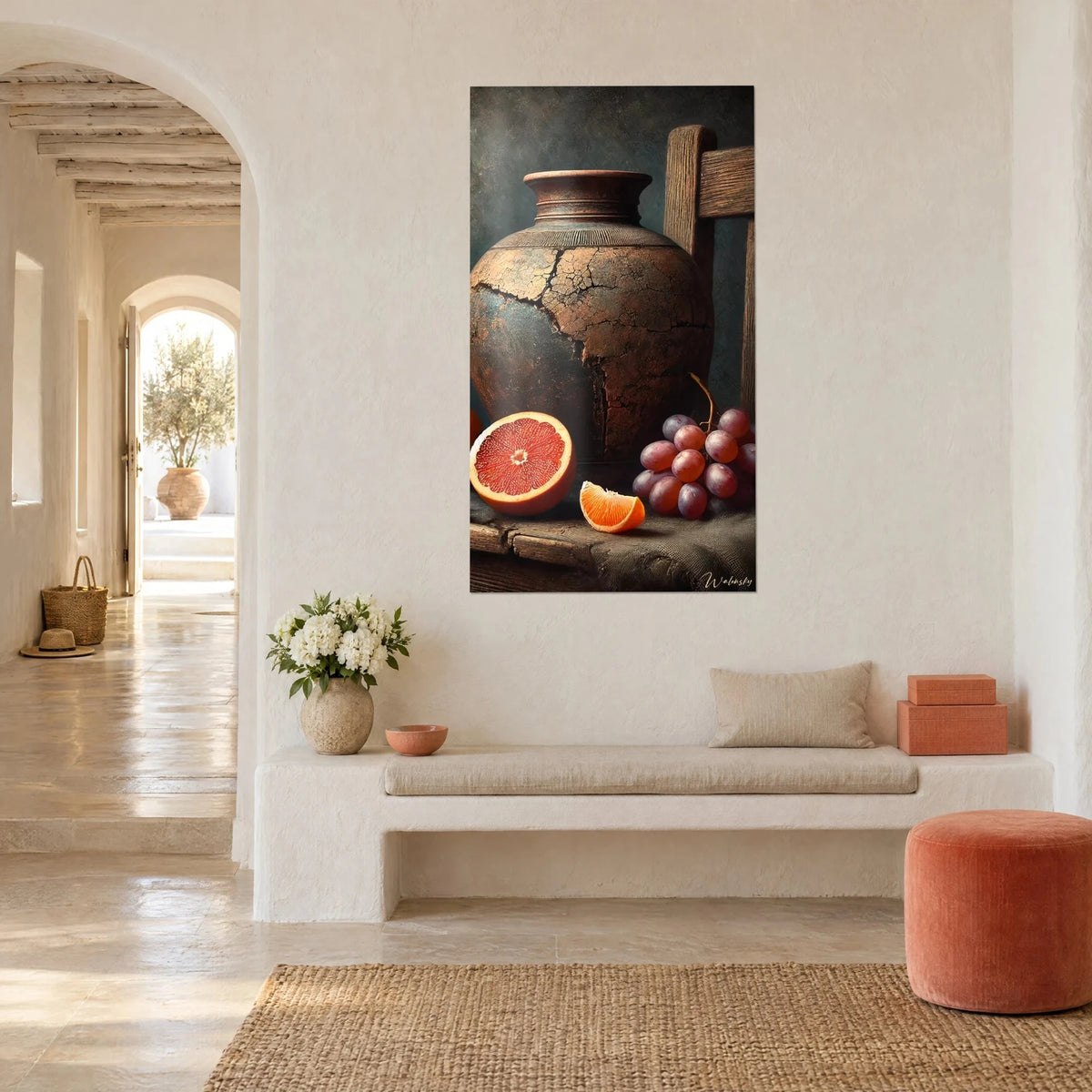 Tableau nature morte d'une amphore fendillée brun rouille, agrumes orange vif et raisins violets, banquette blanche d'une entrée