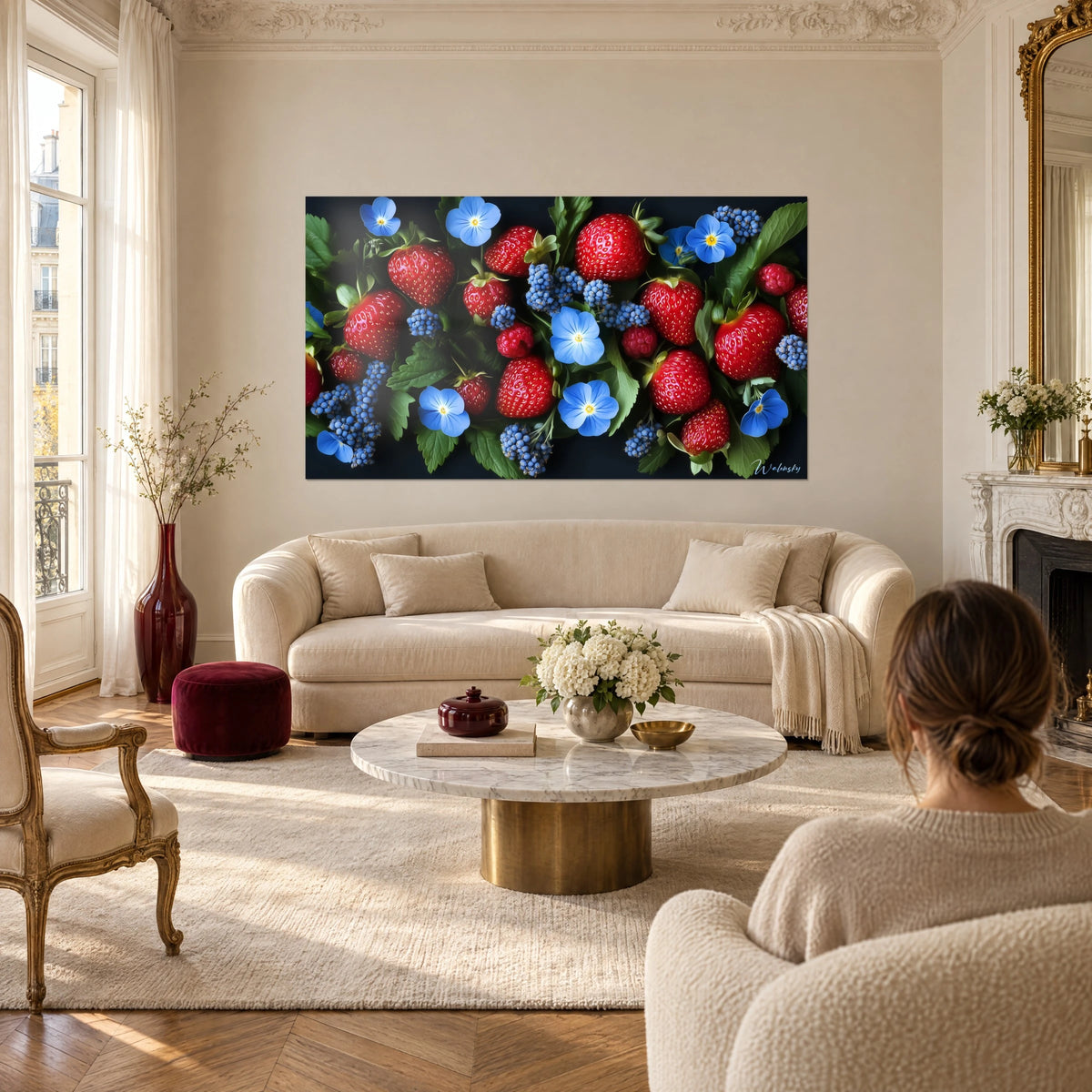 Tableau fraises mûres rouge vif parmi myosotis bleus, feuilles vertes sur fond noir, au-dessus d'un canapé dans un salon lumineux