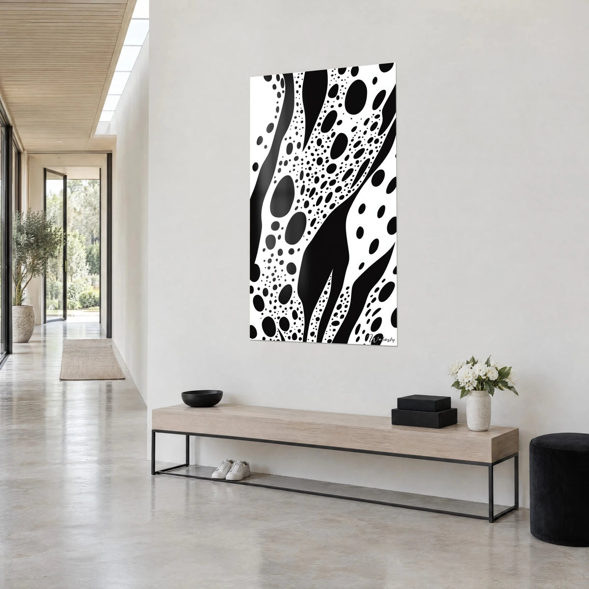 Quadro di fumo danzante in nero profondo e bianco puro, ovali e gocce sottili, visto di tre quarti in un corridoio chiaro