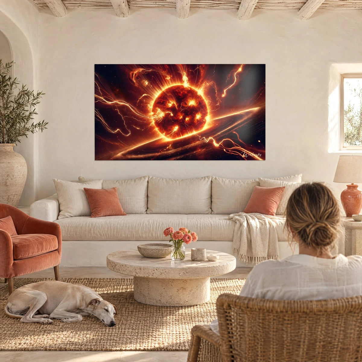 Quadro di una stella fusa, irta di fiamme arancioni e rosse su sfondo nero, osservata da una donna e un levriero, sopra un divano in un soggiorno luminoso