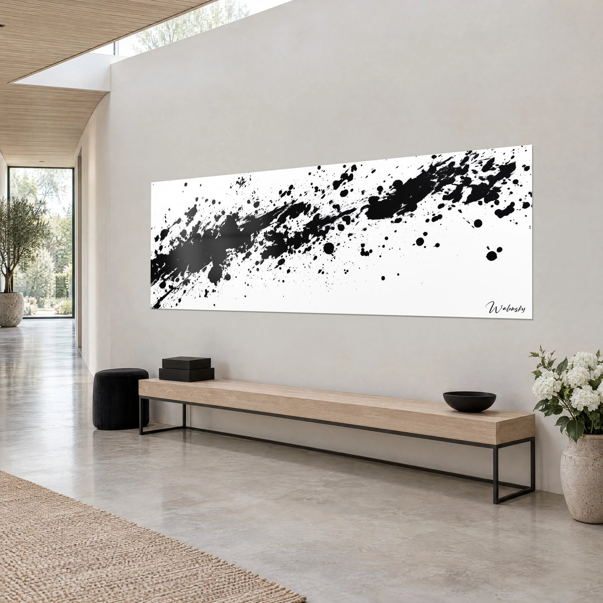 Tableau panoramique de projections noir charbon sur blanc pur, traînées diagonales, vu de trois-quarts, mur gris et banc en bois