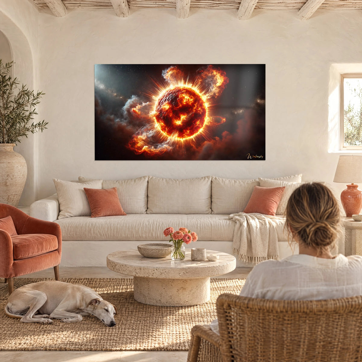 Cuadro estrella fundida con llamas naranjas y rojas sobre fondo negro, galgo tumbado, encima de un sofá en un salón luminoso