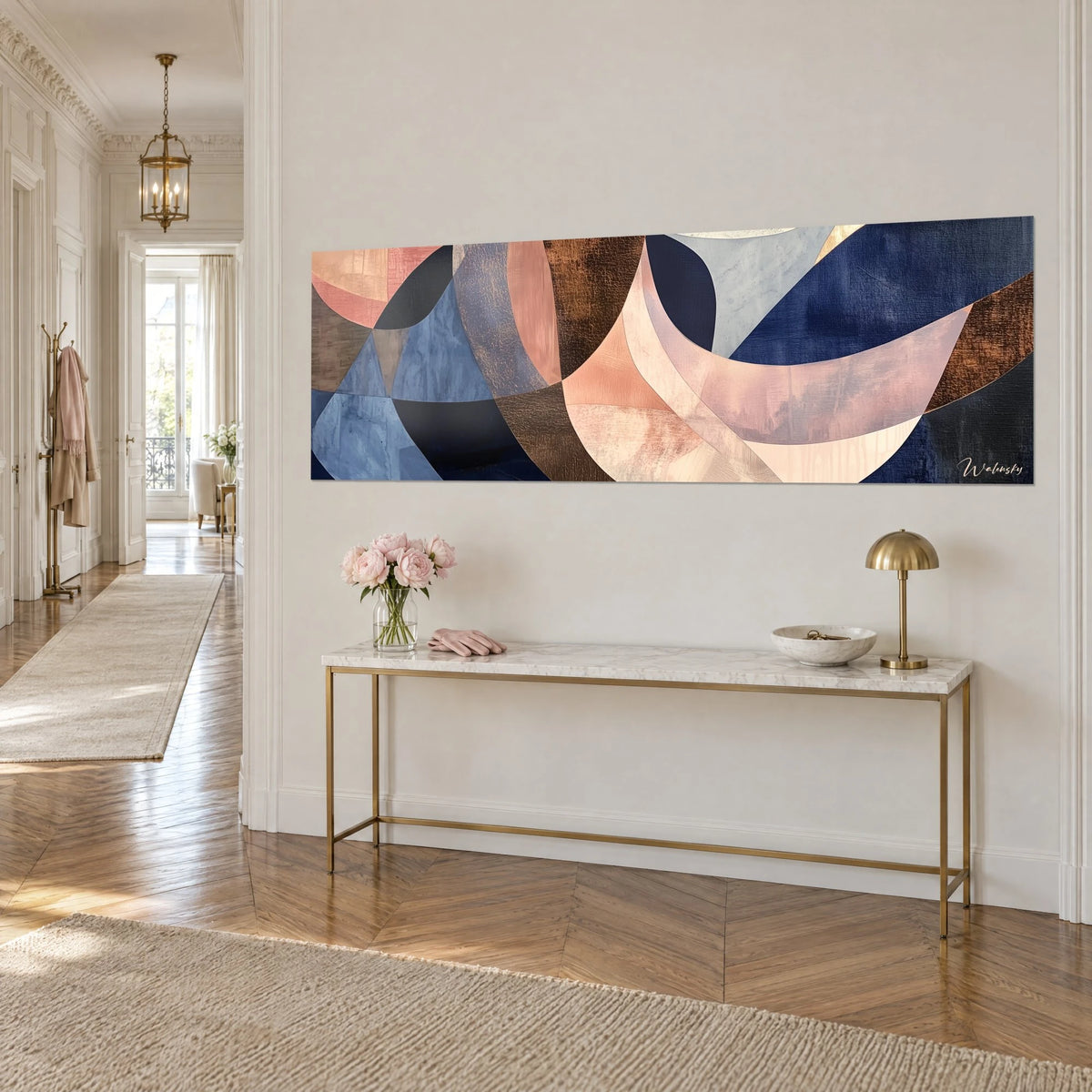 Tableau panoramique de courbes entrelacées terracotta, bleu marine et brun cuivré, accroché au-dessus d'une console dorée