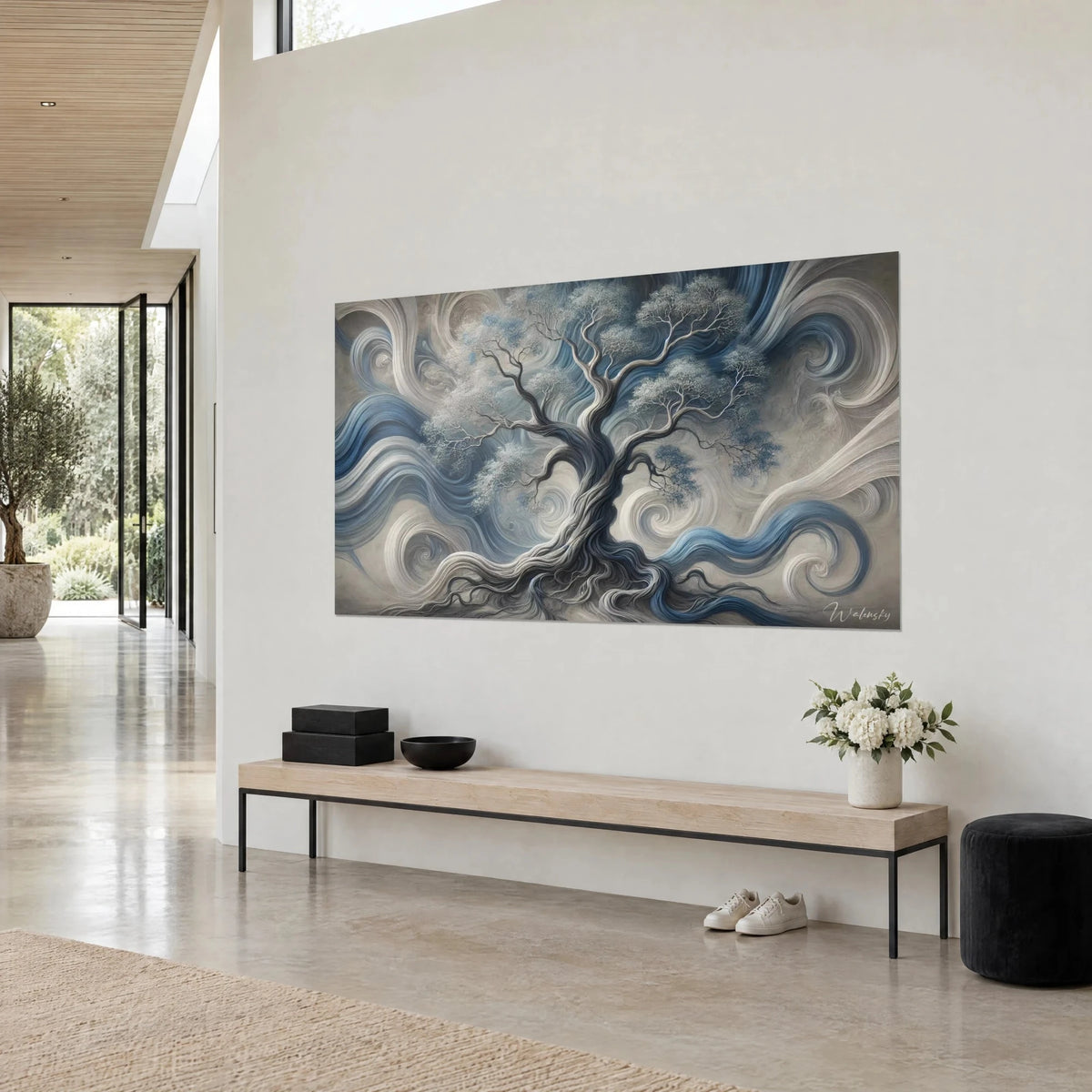 Gemälde knorriger Olivenbaum mit verdrehtem Stamm, weiß gefrostetes Laub und denimblaue Wirbel auf sandgrauem Hintergrund, helle Hauswand