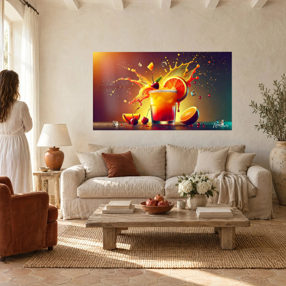 Quadro cocktail schizzante arancio e rosso, fetta di agrume e ciliegia, sopra un divano in un soggiorno luminoso