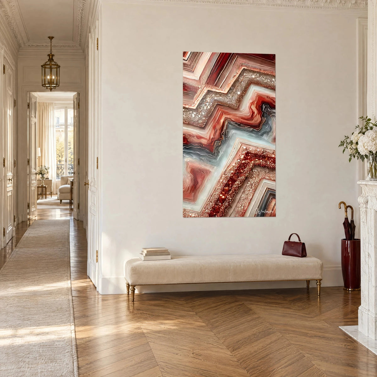 Schilderij met minerale zigzaglagen in koraal en blauwgrijs, glinsterende randen, driekwart zicht in een Haussmann-gang