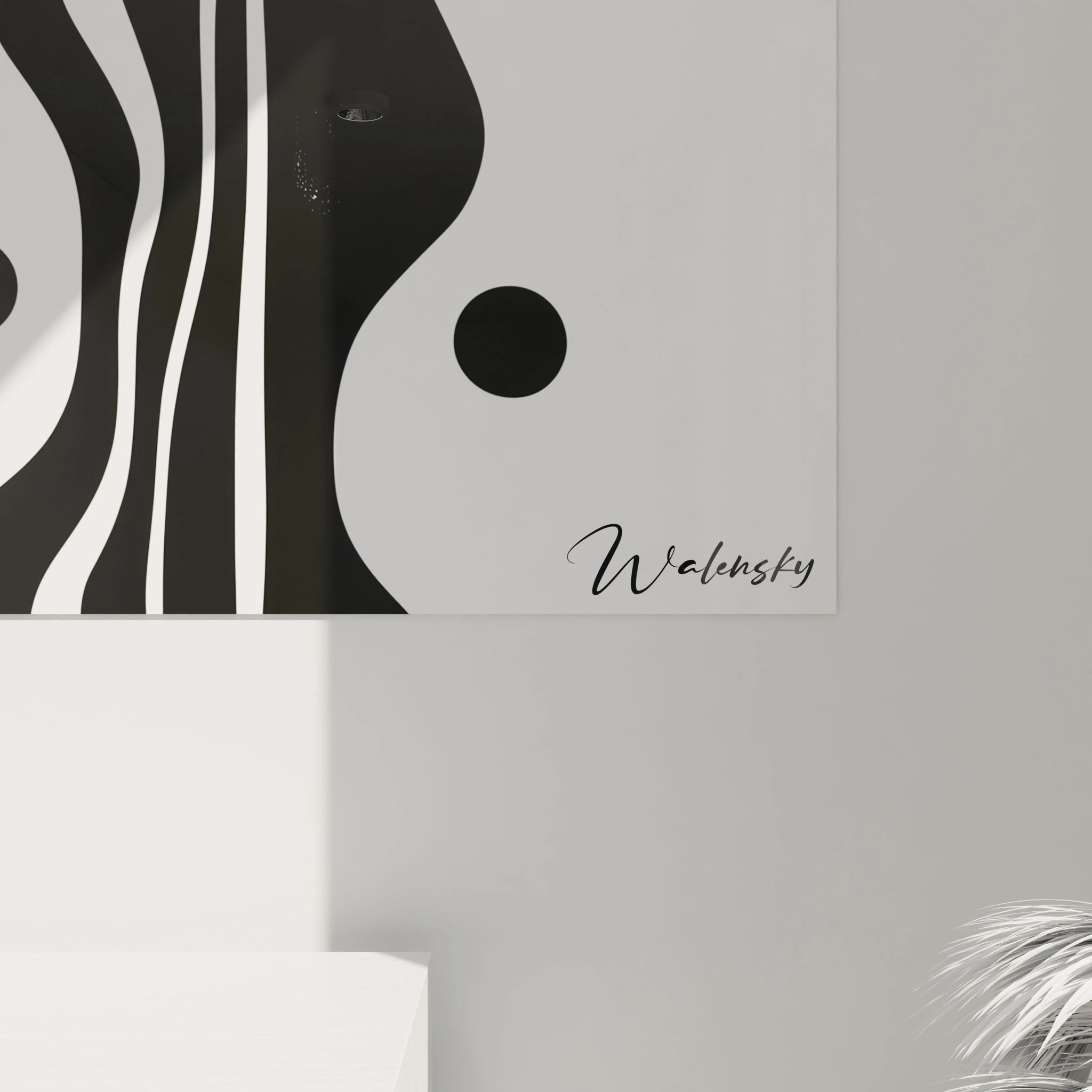 Un tableau rayures contrastées illustrant des formes organiques abstraites en noir et blanc. Les lignes fluides créent une tension visuelle dynamique avec leurs mouvements sinueux, tandis que la texture uniforme accentue la pureté du contraste chromatique.
