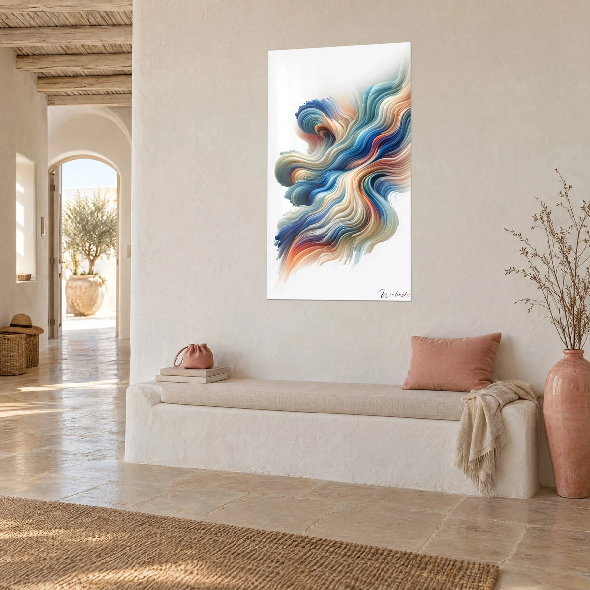 Schilderij met golvende linten in marineblauw en zandbeige, driekwart aanzicht, witte bank, mediterraan huis