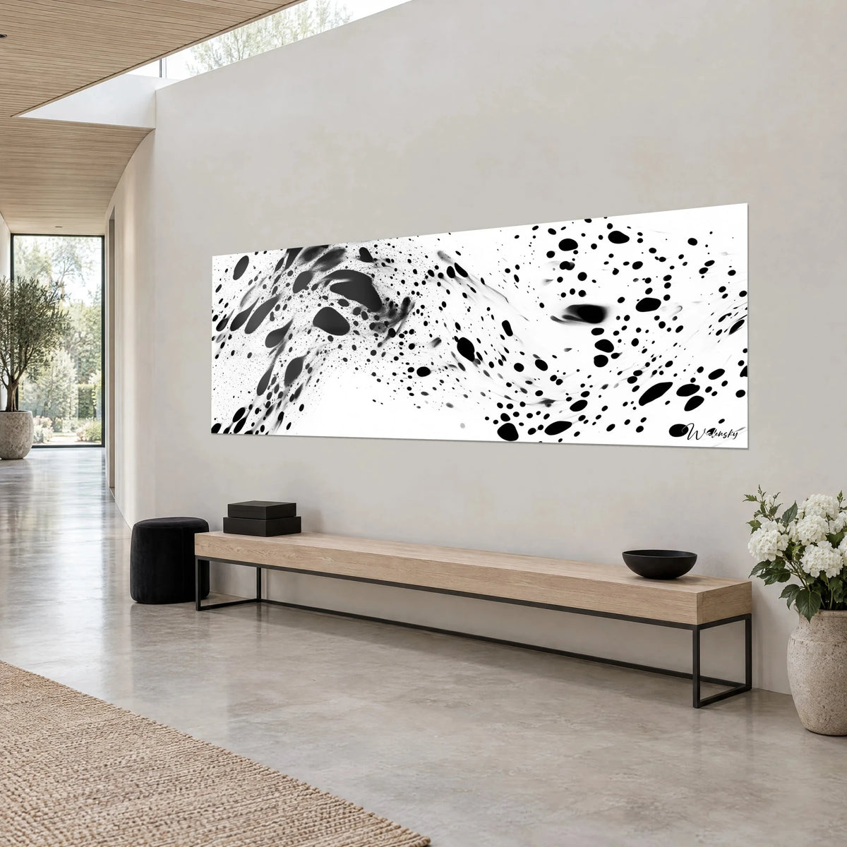 Quadro spirale di schizzi d'inchiostro nero su bianco puro, parete grigio chiaro, panca in legno, in una casa d'architetto