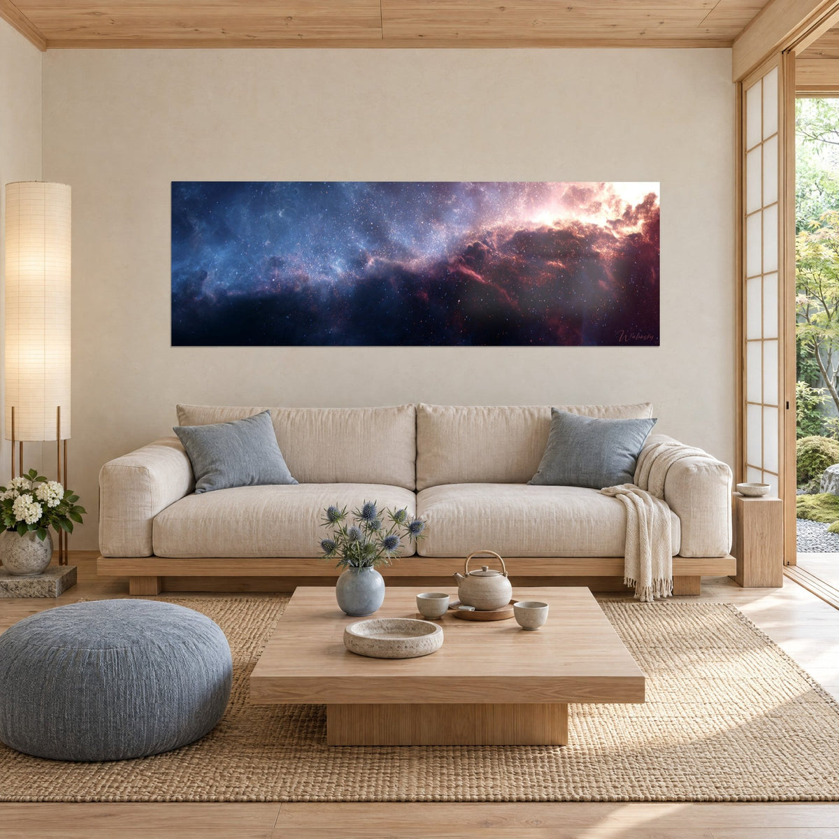 Gemälde Panorama-Nebel in Nachtblau und leuchtendem Rosa, funkelnde Sterne, über einem Sofa in einem hellen Wohnzimmer
