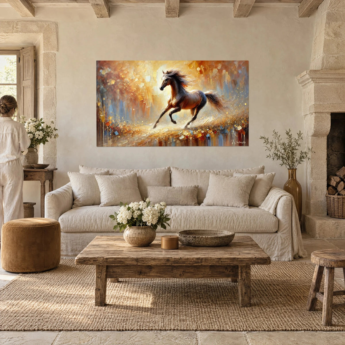 Schilderij bruine hengst in galop, amberkleurige manen en gouden achtergrond met dikke verfstreken, vrouw van achteren, boven een bank in een lichte woonkamer