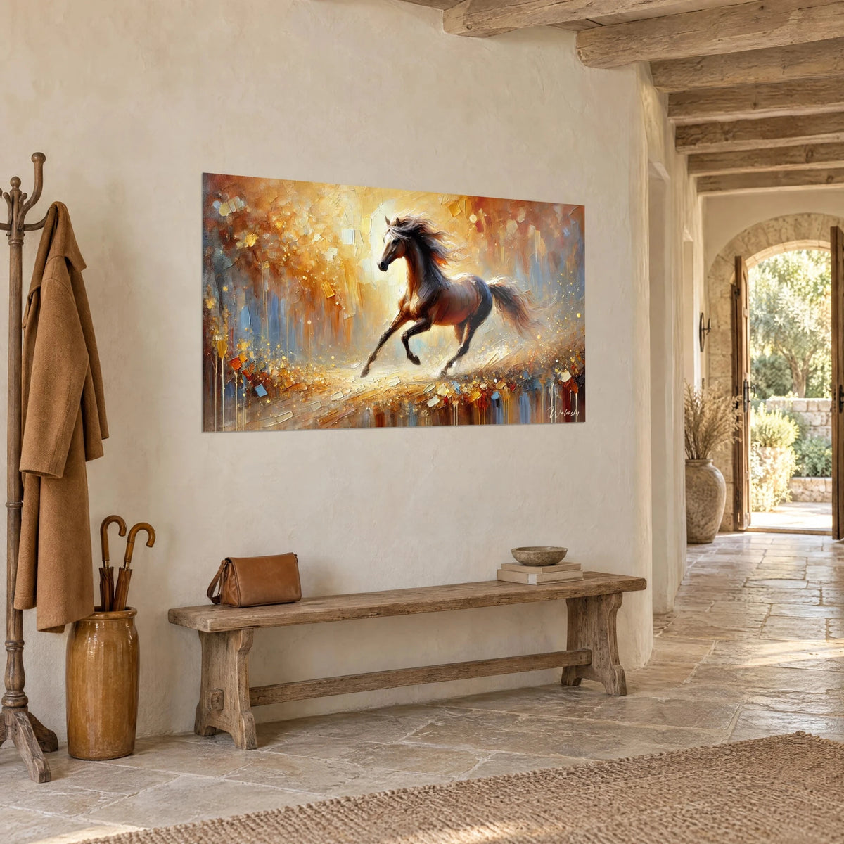 Schilderij bruin renpaard in volle galop, goud en blauwgrijze achtergrond met spatelwerk, stenen muur, houten bank en camelkleurige jas