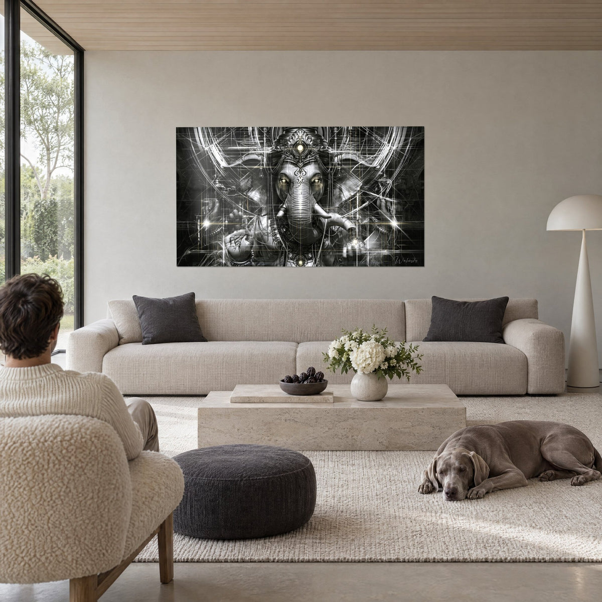 Tableau divinité éléphant argentée aux yeux dorés, lignes lumineuses blanches sur fond noir, au-dessus d'un canapé dans un salon lumineux