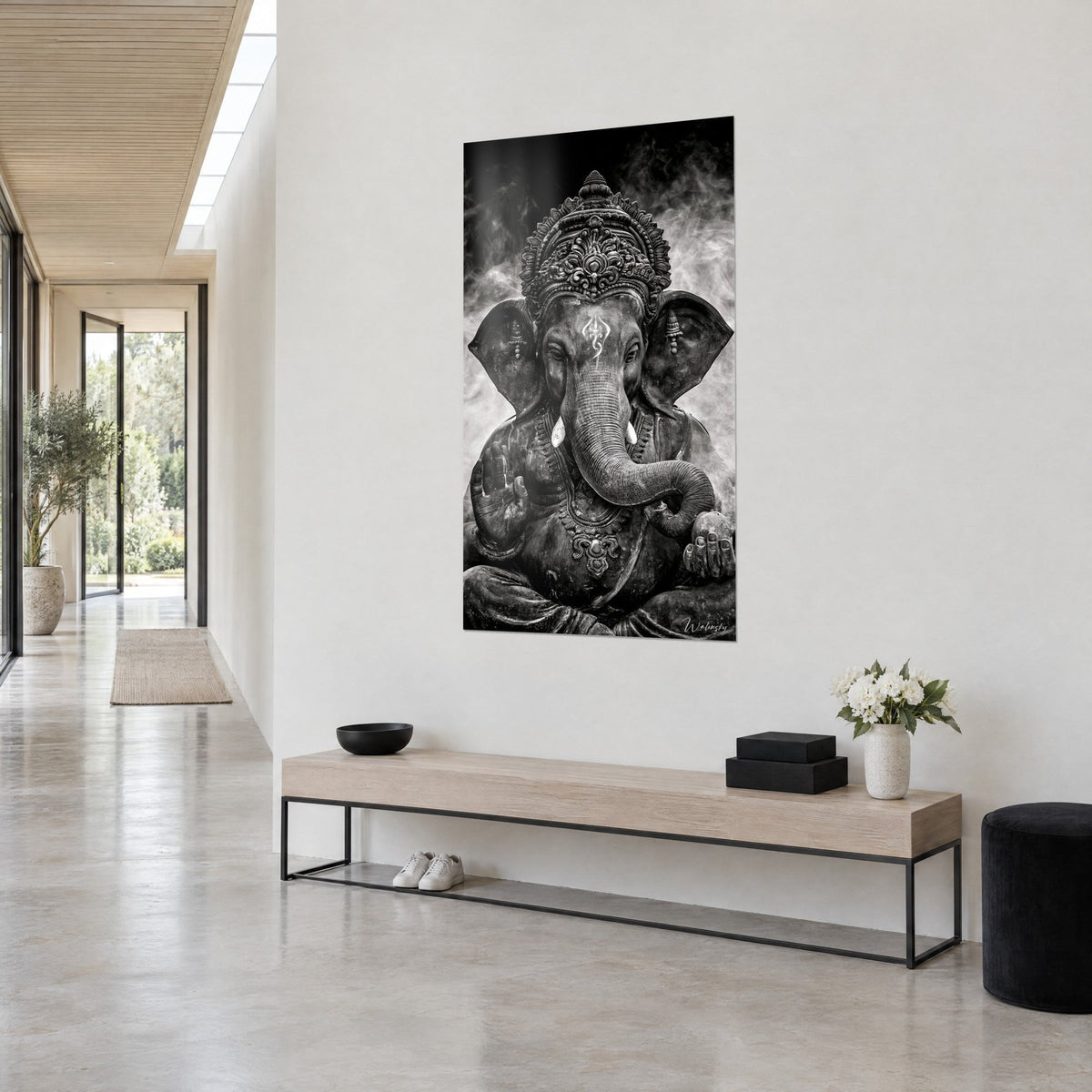 Tableau statue de l'éléphant sacré, défenses ivoire et fumée grise, accroché de trois quarts au bout d'un couloir clair