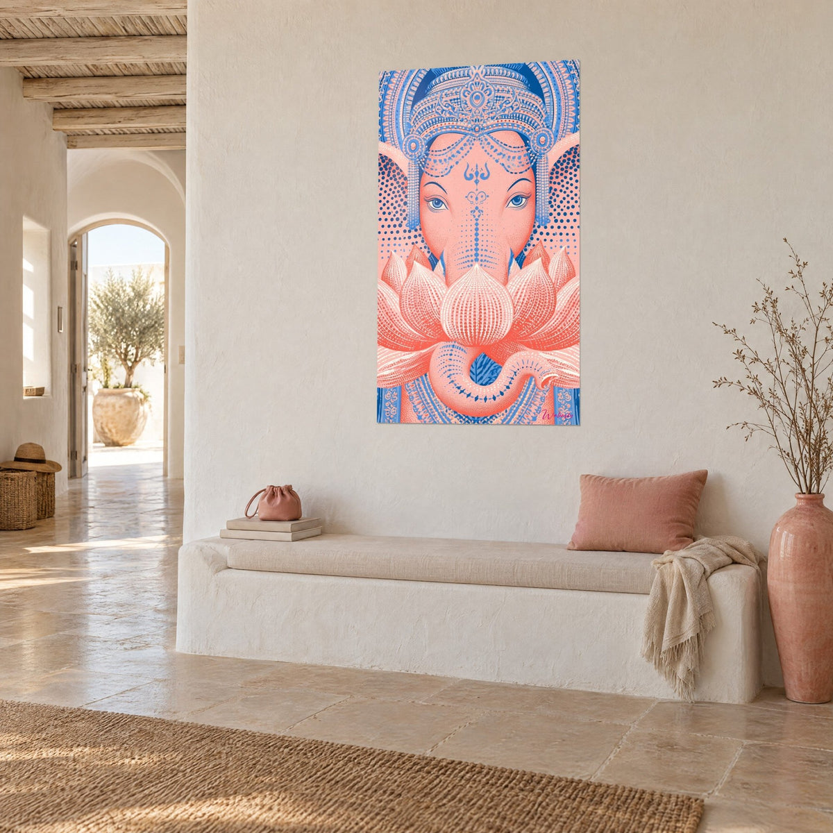 Tableau Ganesh rose saumon aux yeux bleus et oreilles à points cobalt, mur chaulé, banquette blanche, jarre ocre en maison méditerranéenne