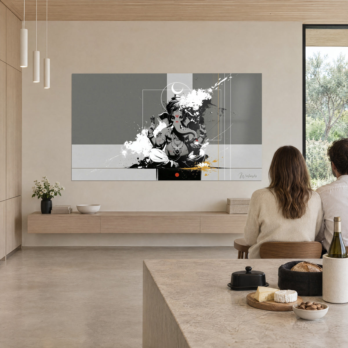 Gemälde des Gottes Ganesha in schwarzer Tusche, weiße Lichtsplitter und goldockerfarbene Töne, zwei Personen von hinten vor einer Theke aus hellem Holz, Architektenhaus